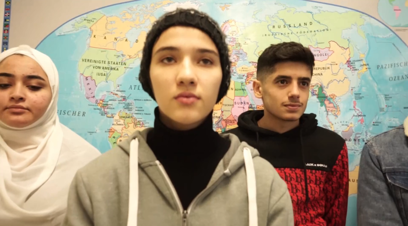 Schüler vor Weltkarte