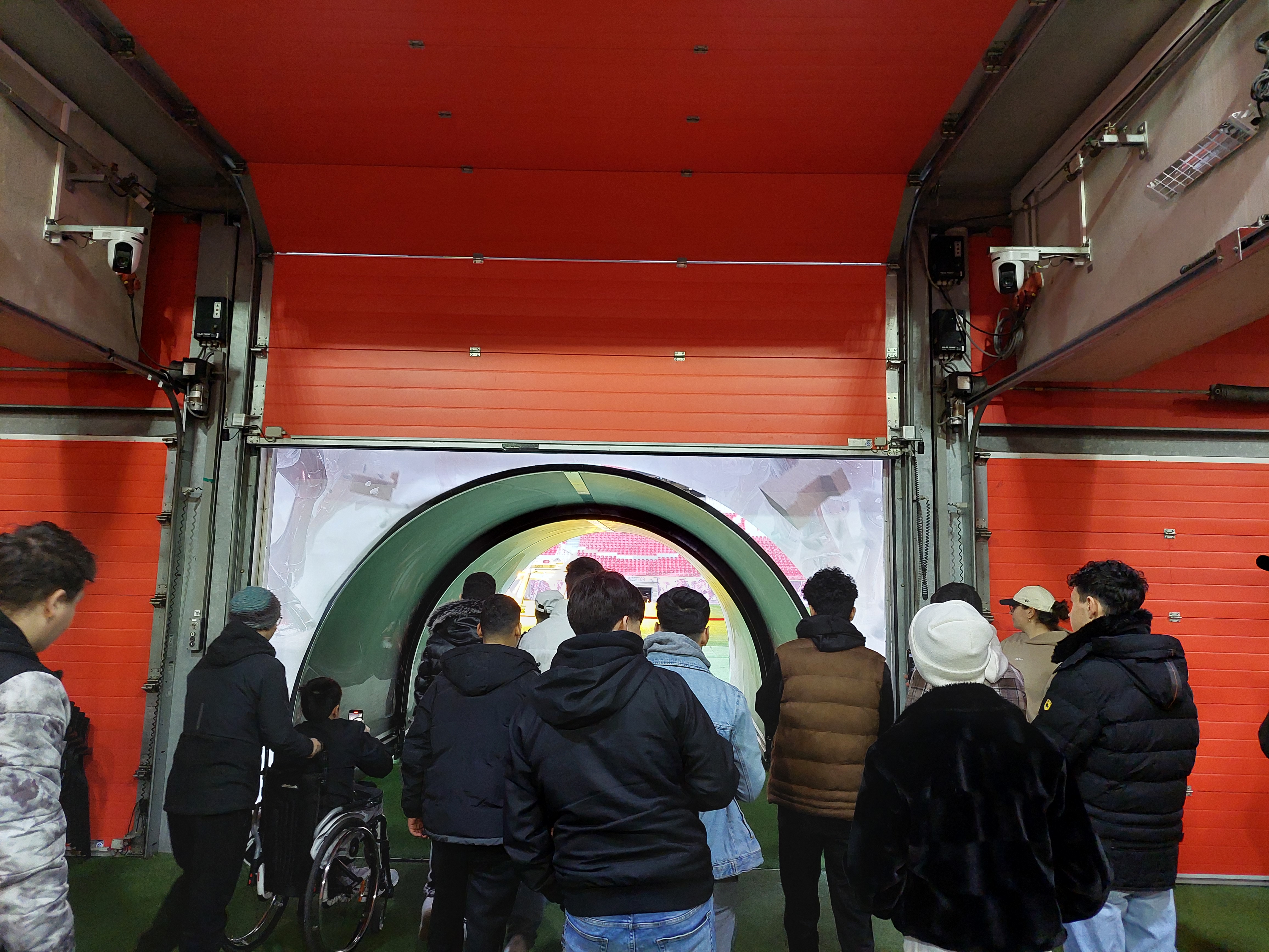 Schüler werden durchs Stadion geführt