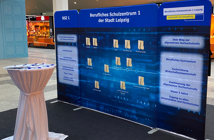 Ordnerwand des Infostands