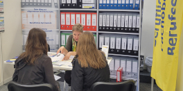 Zwei Schülerinnen lassen sich am Stand beraten